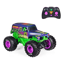 Load image into Gallery viewer, Monster Jam Official Grave Digger Freestyle Force, Remote-Control Car, Monster Truck Toys for Boys Kids and Adults, 1:15 Scale
